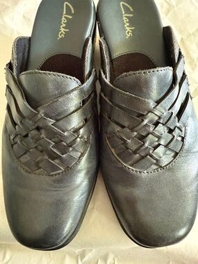 Clarks Women’s Black Leather Woven Slip-On Loafers